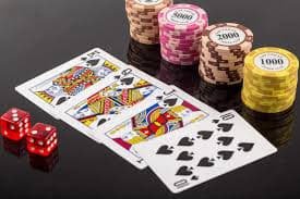 Antarmuka kategori permainan aplikasi bom jitu dengan pilihan sepak bola, live casino, dan slot